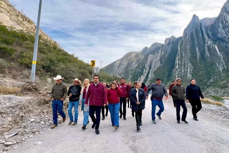 El pasado 19 de diciembre, Nava dijo que estaba pendiente rehacer casi 25 kilómetros de la carretera, y para ello se requerían casi 100 millones de pesos.