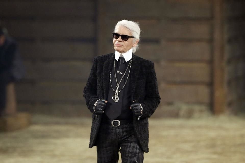 El último lote de artículos personales del diseñador Karl Lagerfeld, desde ropa hasta iPods, será subastado en París.