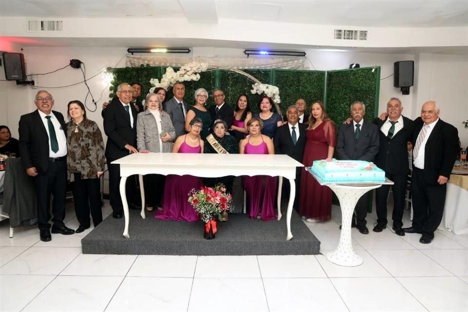 María Luisa García Salazar rodeada de su familia