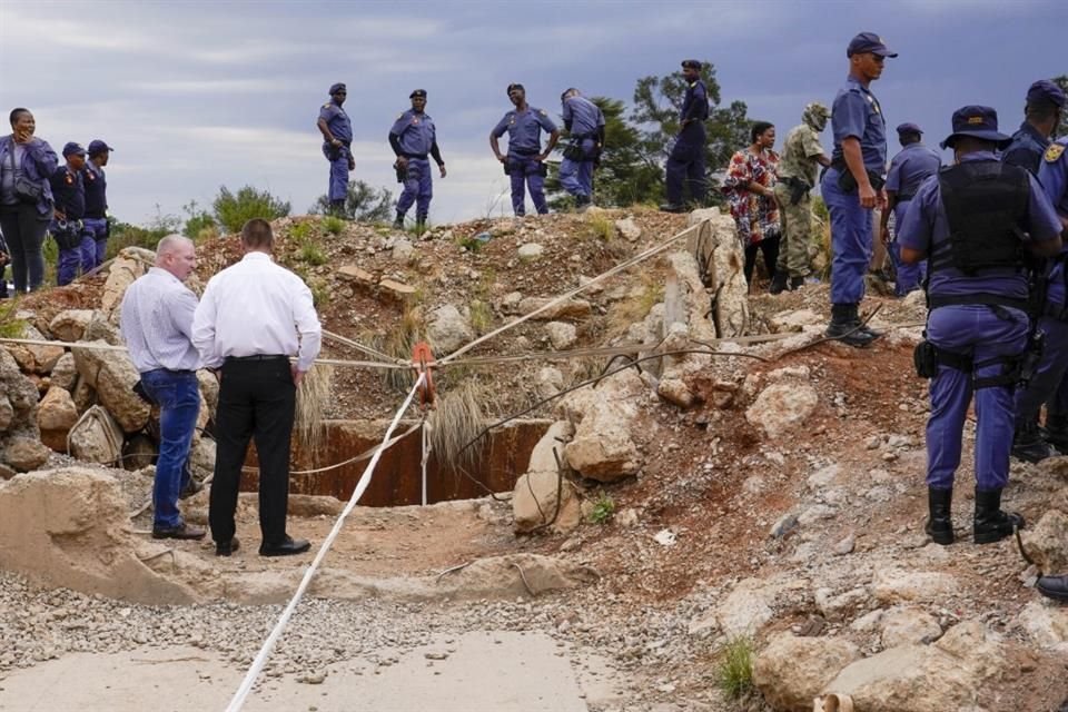 Autoridades a un lado de la abertura de una mina ilegal en Sudáfrica, el 15 de noviembre del 2024.