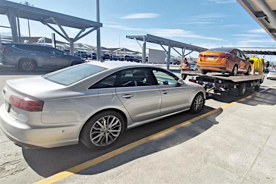 Dos taxis de plataforma fueron retirados de circulación afuera de la Terminal A, donde la Guardia Nacional reforzó su vigilancia, pero no detuvo a ningún auto de alquiler pirata.