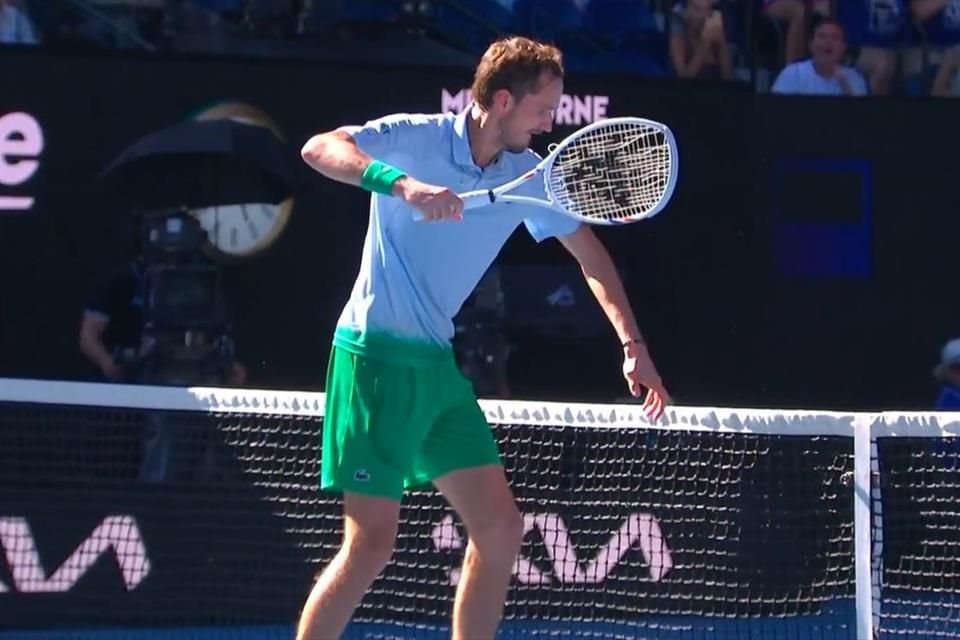 Daniil Medvedev superó un ataque de cólera, en el que rompió su raqueta, para superar en cinco sets al tailandés Kasidit Samrej.