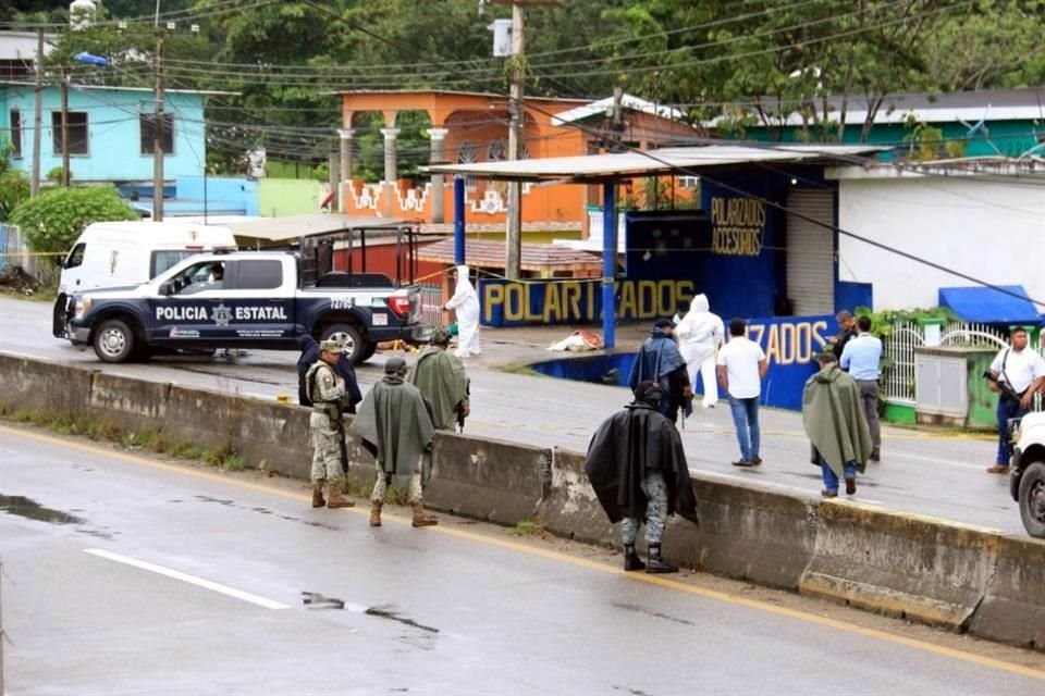 Peritos laboran en el sitio del hallazgo de esta mañana.