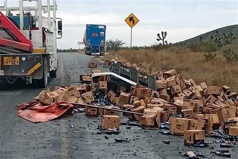 Los cartones de cerveza quedaron tirados sobre la Carretera a Colombia.