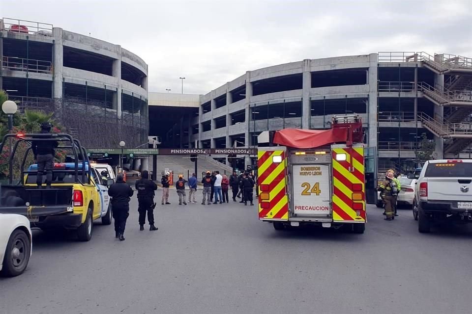 Al sitio acudieron cuerpos de auxilio, tras la llamada anónima al 911.