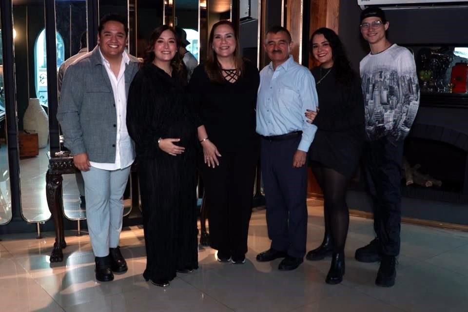 Aldo Martínez Martínez, Adriana Valero de Martínez, Angélica Alanís de Valero,  Óscar Valero Rodríguez, Lorena Valero Alanís y Luis Valero Alanís