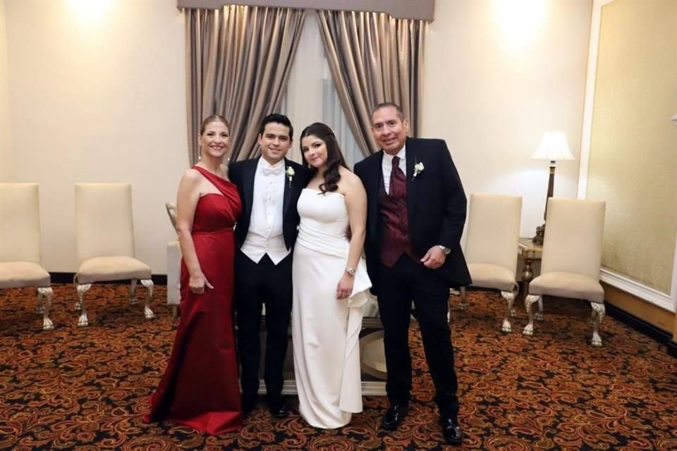 Alicia Torres de Uresti, Hugo García González, Ana Daniela Uresti Torres y Javier Uresti Andrade