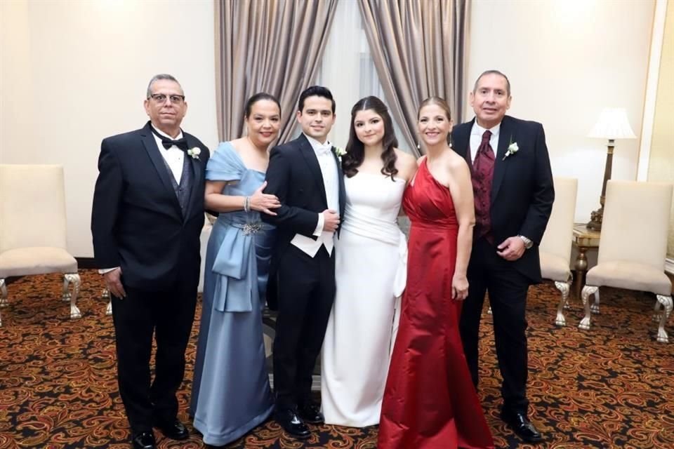 Hugo García Gallegos, Claudia González de García, Hugo García González, Ana Daniela Uresti Torres, Alicia Torres de Uresti y Javier Uresti Andrade