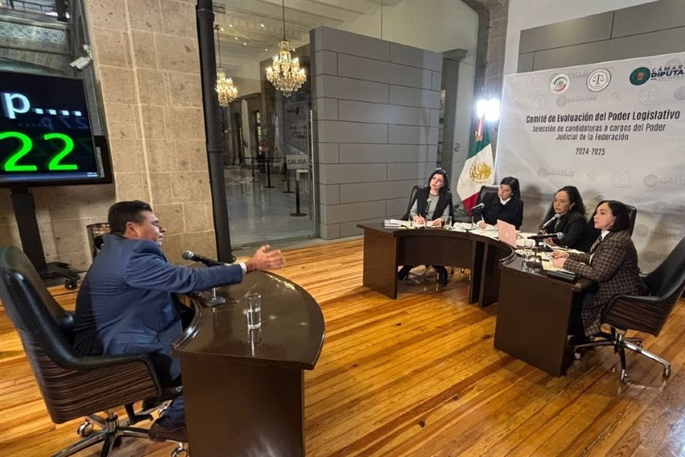 Comité de Evaluación del Poder Legislativo entrevista en antigua sede del Senado a aspirantes a participar en elección judicial.