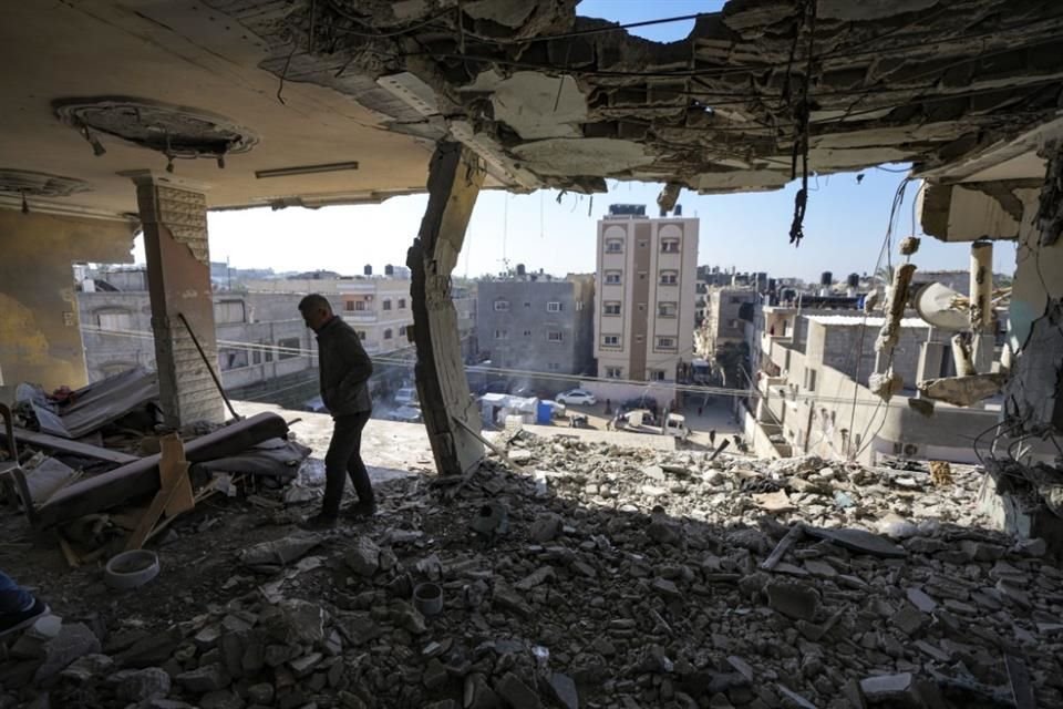 Un palestino camina entre los escombros de un edifico tras un ataque israelí en la Franja de Gaza, el 8 de enero del 2025.