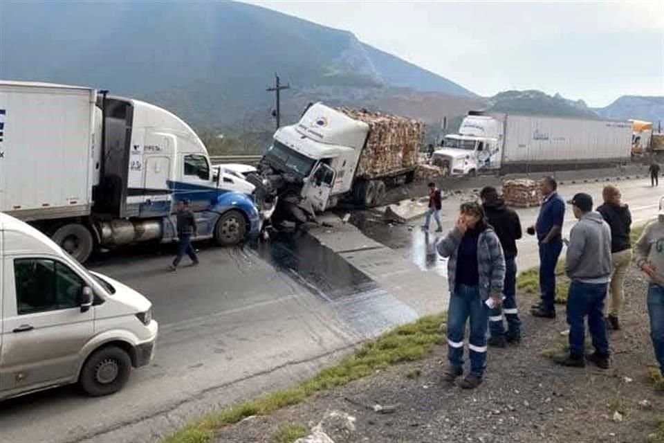  Una falla en los frenos de un tráiler sería la causa del accidente múltiple en el Libramiento Noroeste.