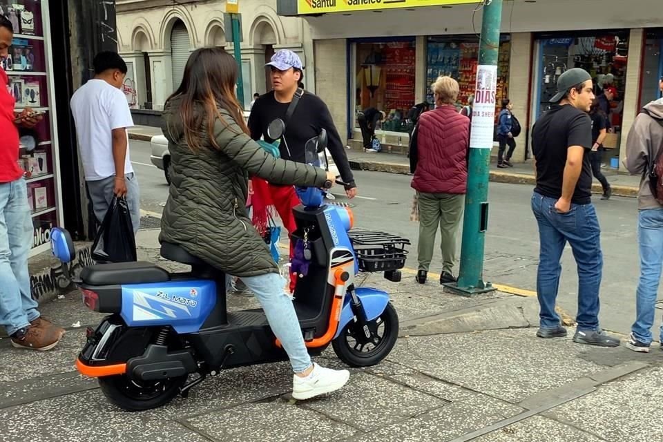 El Gobierno alista programa para regular el uso de bicicletas eléctricas, cuya circulación va en aumento a costa de la seguridad de peatones.