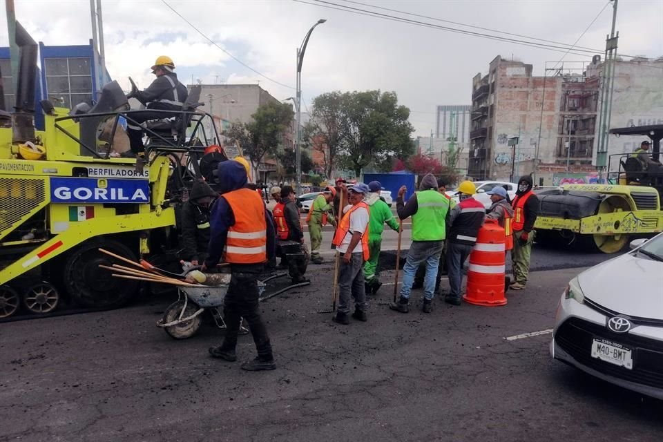 Uno de los puntos donde se realizó trabajo de pavimentación fue en Paseo de Reforma esquina Ricardo Flores Magón.