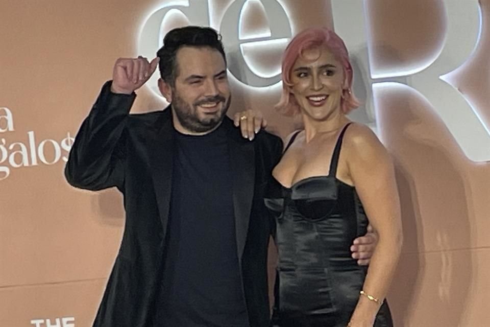 José Eduardo Derbez y Cassandra Sánchez-Navarro presentaron su filme de comedia 'Mesa de Regalos', el cual promete risas y reflexiones.