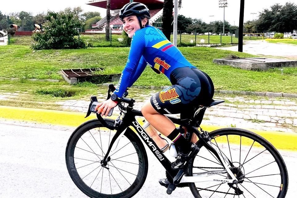 Valeria Ruiz en su bicicleta de entrenamiento antes de que le fuera robada en el Care-Inde.