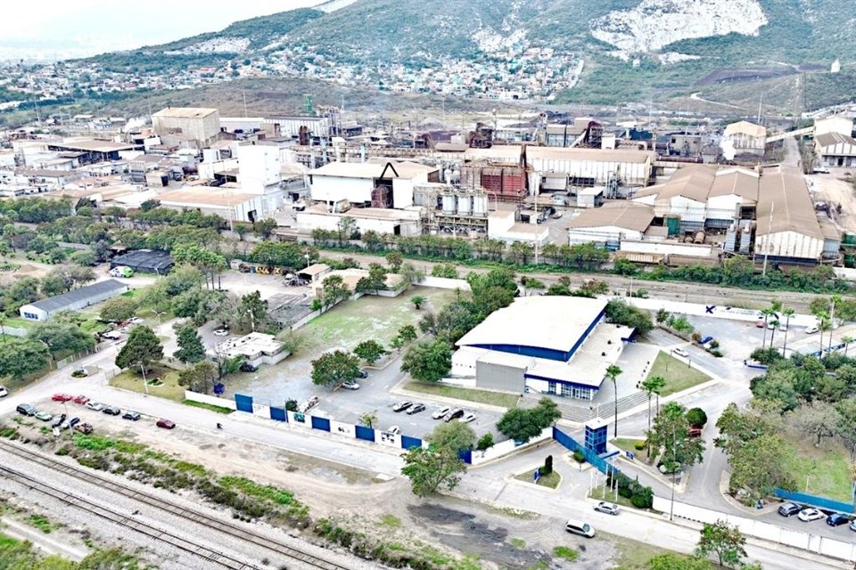 La empresa Zinc Nacional, señalada por sus emisiones de metales pesados, está en la Colonia Lomas del Roble, y colinda con el Colegio Americano Anáhuac.