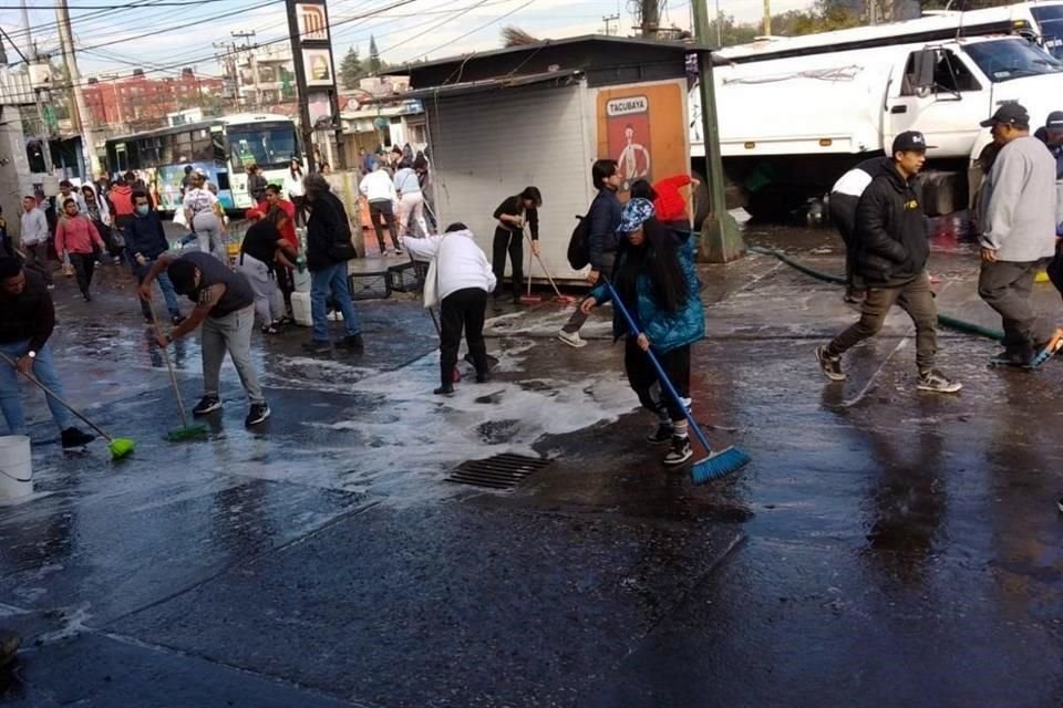 Una cuadrilla de trabajadores de Miguel Hidalgo limpió grasa y retiró basura de las calles.
