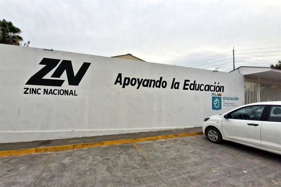 La barda de la Primaria Lázaro Cárdenas, donde se detectaron residuos de plomo y arsénico, tiene el logo de Zinc Nacional y del Gobierno del Estado.