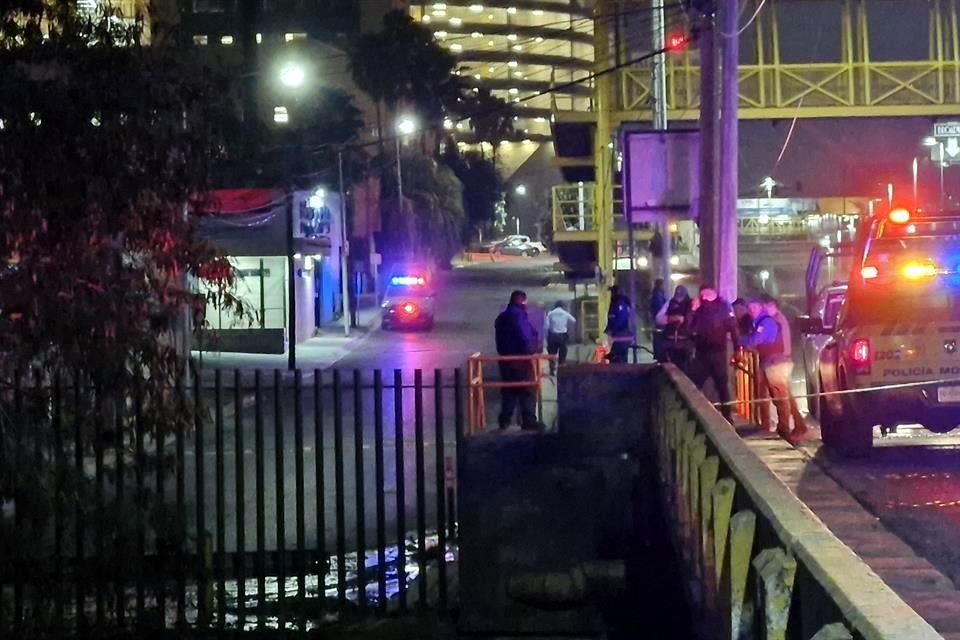 Policías de Monterrey se movilizaron al lugar a las 23:30 horas.