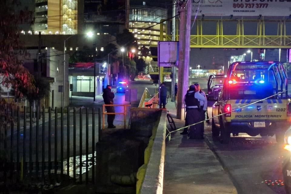 Policías de Monterrey se movilizaron al lugar a las 23:30 horas.