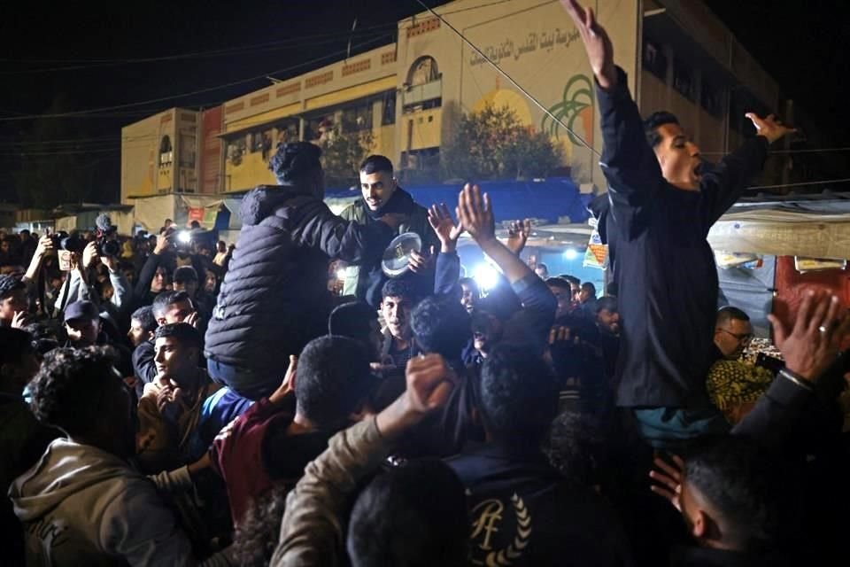 La gente celebra el acuerdo alcanzado en una calle de Khan Yunis, en el sur de la Franja de Gaza.