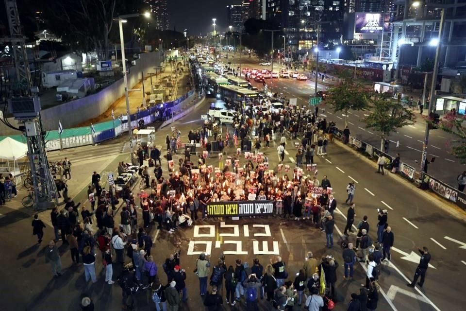 Manifestantes se movilizaron para exigir la liberación de los israelíes retenidos como rehenes en Gaza desde octubre de 2023, frente al Ministerio de Defensa israelí en Tel Aviv.