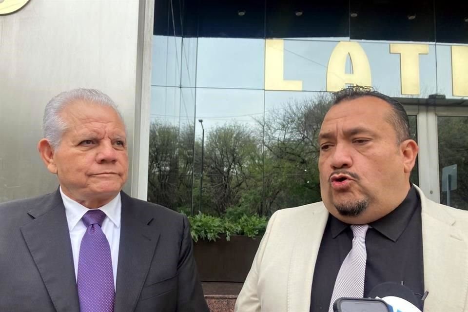 Jorge Longoria, ex titular de la Agencia Estatal del Transporte, acompañado de su abogado, Gerardo Rincón Flores.