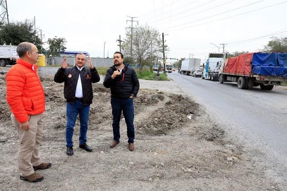 Héctor García, Alcalde de Guadalupe, junto a Guillermo Hernández, Secretario de Infraestructura y José Santos Valdés, Secretario de Servicios Públicos.