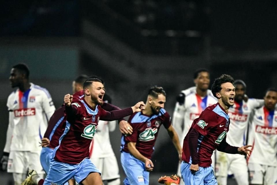 Jugadores del Bourgoin Jallieu celebran la victoria ante el Lyon en la Copa de Francia tras la serie de penaltis.