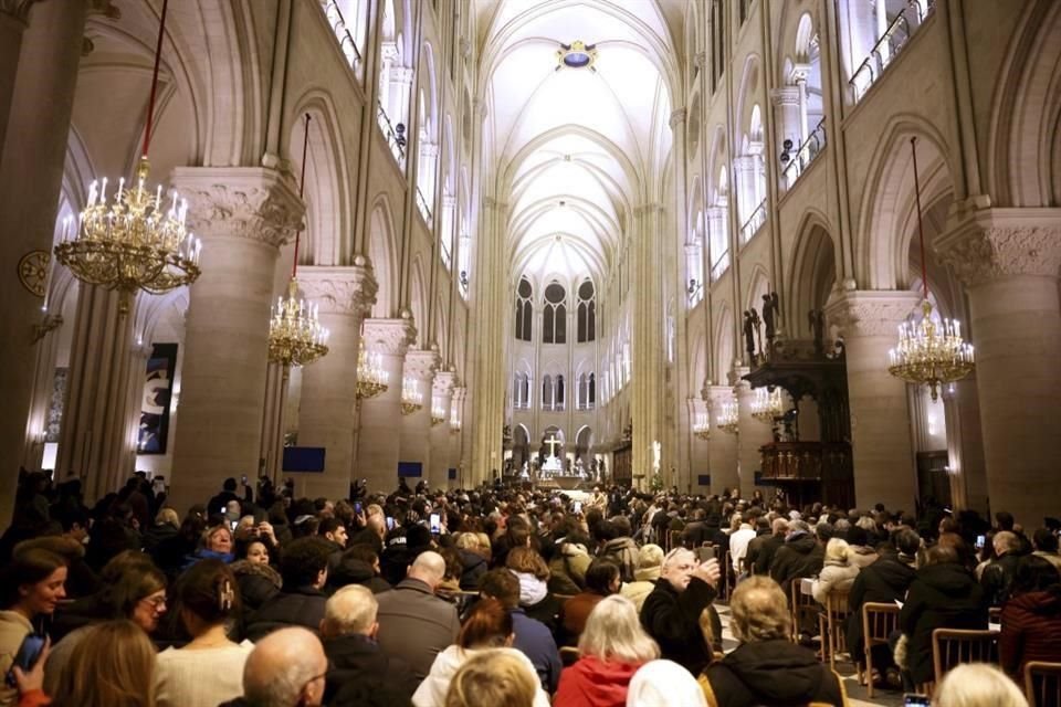 Feligreses y visitantes  han vuelto a llenar la Catedral de Notre Dame; en apenas un mes ha sido visitada por 860 mil personas.