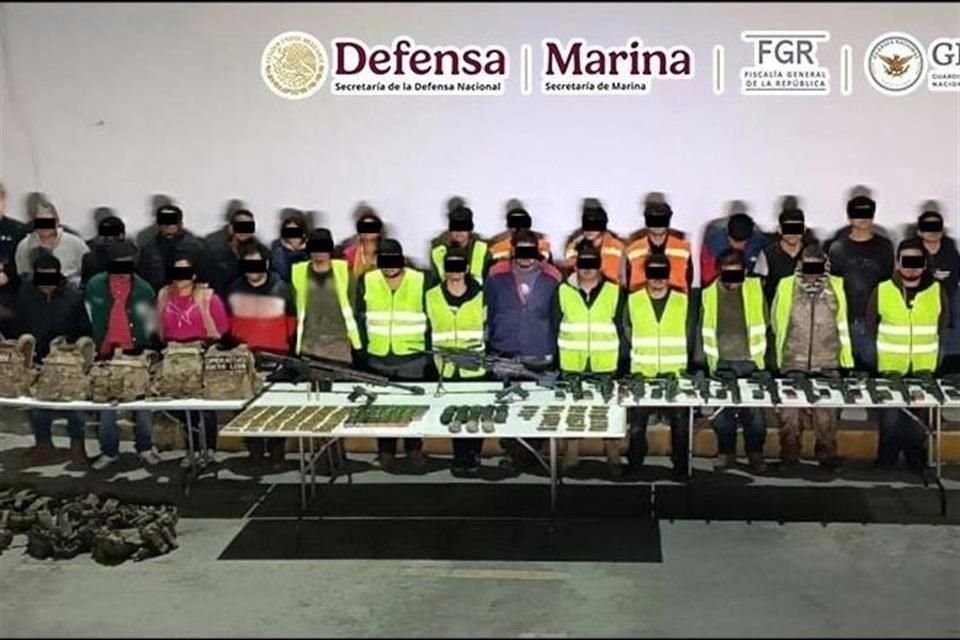 Autoridades aseguraron 14 armas largas, un fusil Barrett, una ametralladora, dos pistolas, 49 cargadores, 778 cartuchos útiles de alto calibre, 10 chalecos tácticos, nueve fornituras y un vehículo.