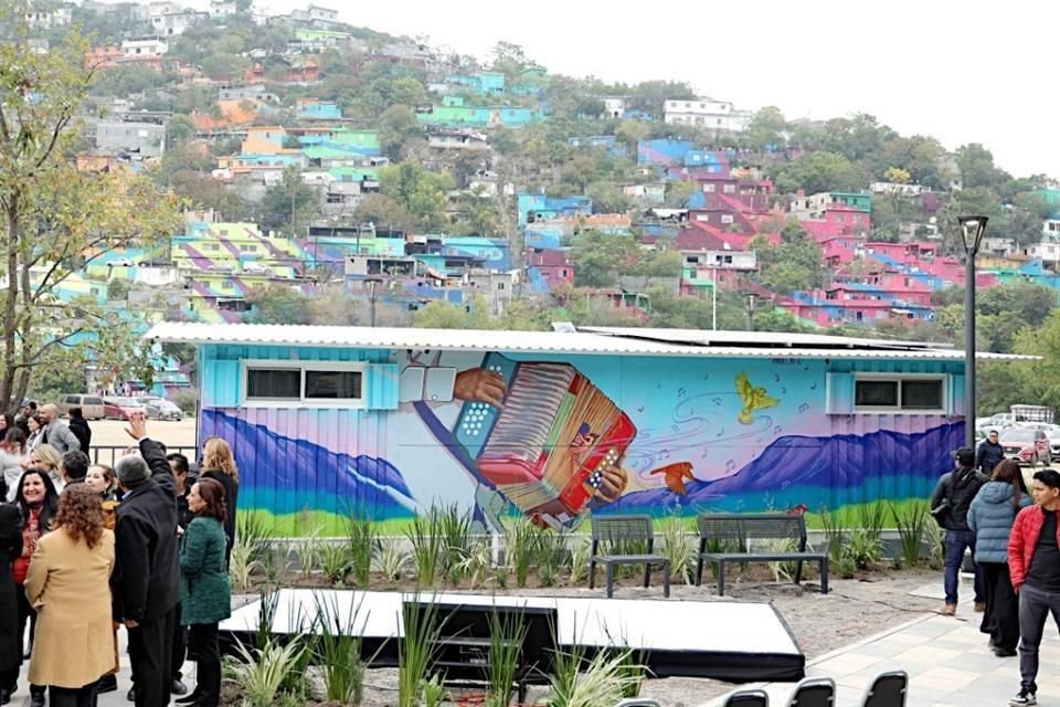 Un mural con la figura de un acordeonista decora el exterior del aula.