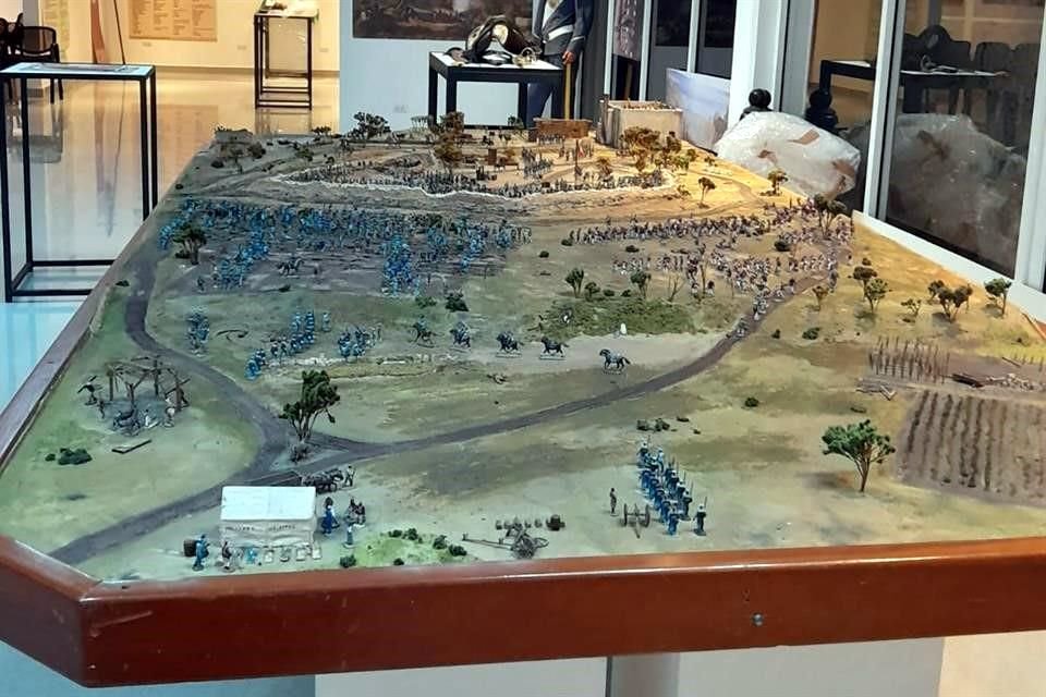 La maqueta de gran formato sobre la defensa de la Ciudad de 1846 daba la bienvenida al recinto. Ya no se exhibe en el sitio.