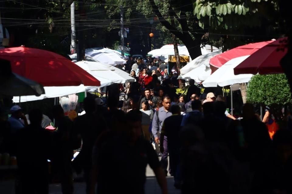 En el andador de Génova, próximo a la Glorieta de Insurgentes, el comercio informal se ha extendido en los últimos meses.