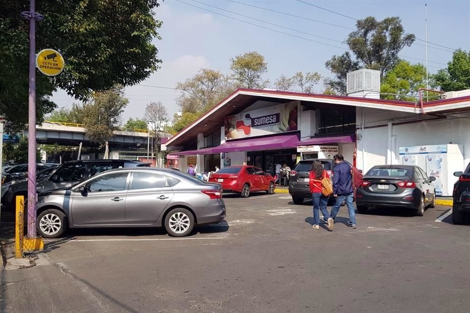 El supermercado se ubica en Centenario 227, esquina con el Circuito Interior Río Churubusco.