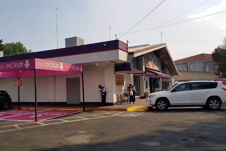 El supermercado se ubica en Centenario 227, esquina con el Circuito Interior Río Churubusco.