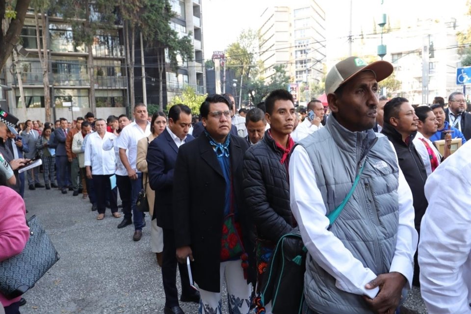 Alcaldes haciendo fila para ingresar a reunión con Sheinbaum.