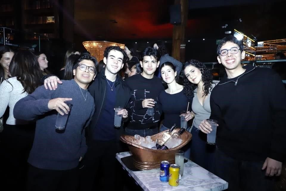 Alejandro Zamarrón, Andrés Treviño, Sebastián Huerta, Ale López, Hellen Wong y Oziel Chapa