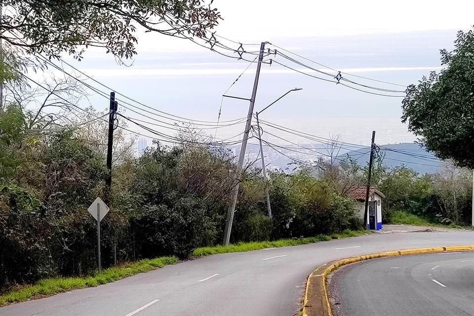 A lo largo de la Avenida Gómez Morín hay postes inclinados hacia el arroyo vial.