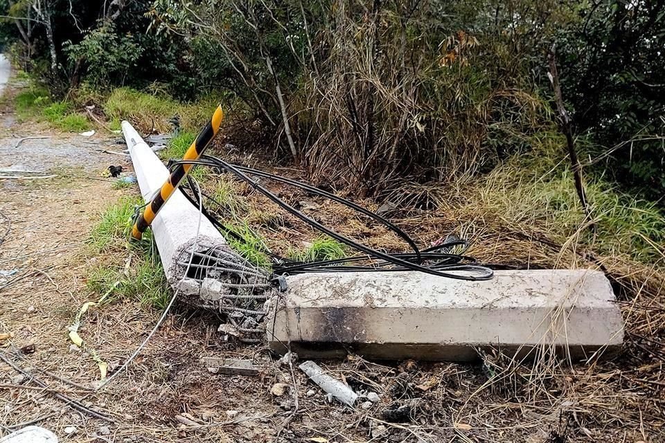 El poste que se cayó quedó a un costado de la avenida. Se quebró cerca de su base.