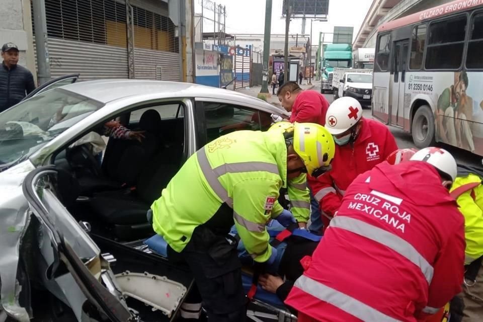 A las 11:16 horas se reportó el aparatoso accidente en la lateral de la Avenida Félix U. Gómez y Ruiz Cortines.