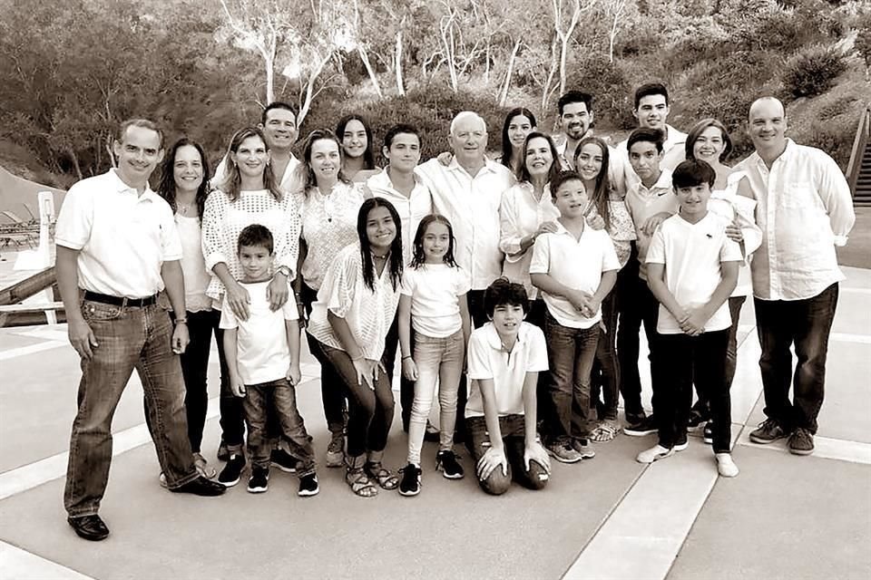 Junto a su esposo, sus hijos Héctor (finado), Federico, Alejandra, Sonia, hijos políticos y nietos