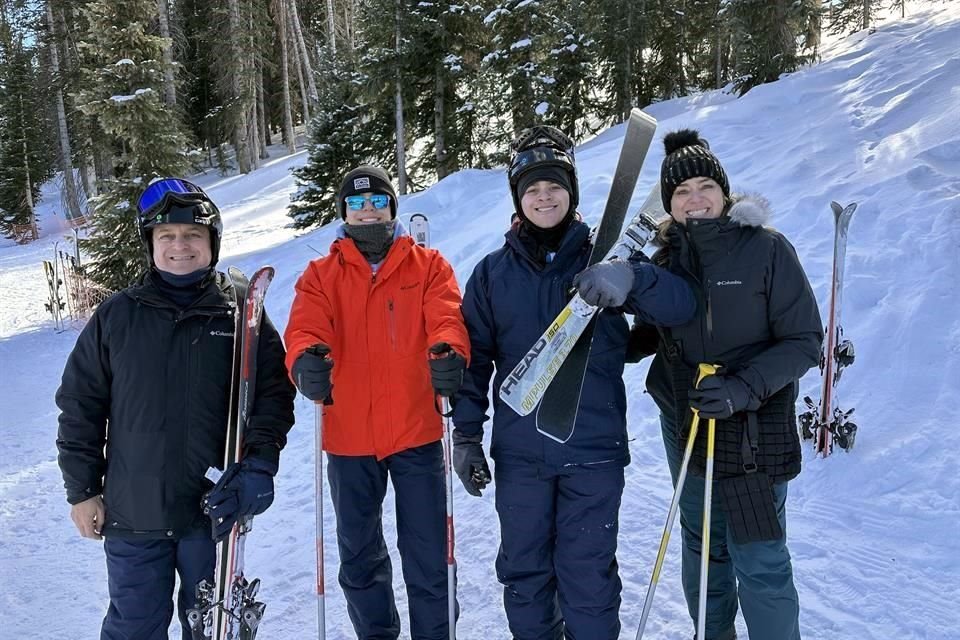 Carlos Darío Macías Guajardo, Diego Macías Siller, Mauricio Macías Siller y Gabriela Siller de Macías en Colorado