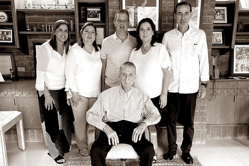 Pablo Martínez Montemayor con sus hijos Adriana Margarita, Martha, Raymundo, Susana y Pablo Martínez