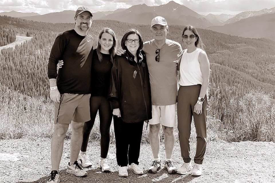 CON SU ESPOSO E HIJOS. Roberto Elizondo Elosúa, Ana Elizondo Elosúa, María del Carmen Elosúa de Elizondo, Roberto Elizondo Chapa y Bárbara Elizondo Elosúa