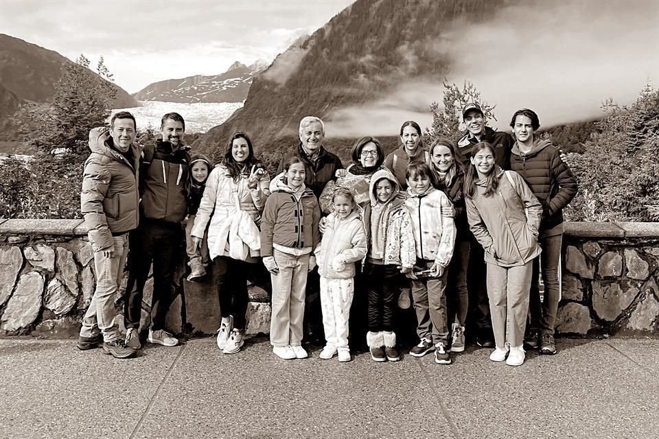 CON SU FAMILIA. Durante un viaje a Alaska en agosto del 2022