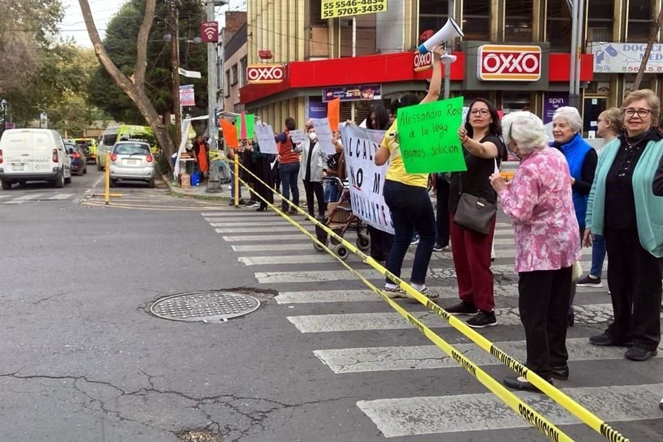 El bloqueo se realiza en la Calle Río Rhin y solicitan la presencia de la Alcaldesa Alessandra Rojo de la Vega.