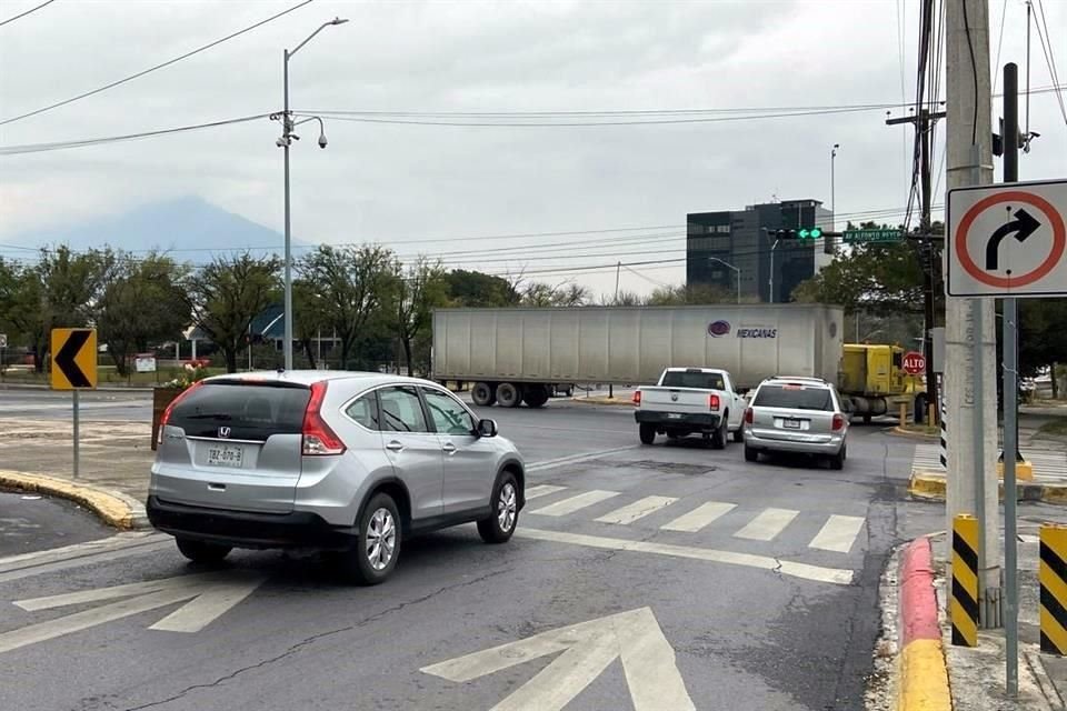 Salah satu lampu lalu lintas membutuhkan waktu hingga 90 detik untuk lampu merah, dan di lampu hijau lainnya hanya membutuhkan waktu 8 detik untuk maju.