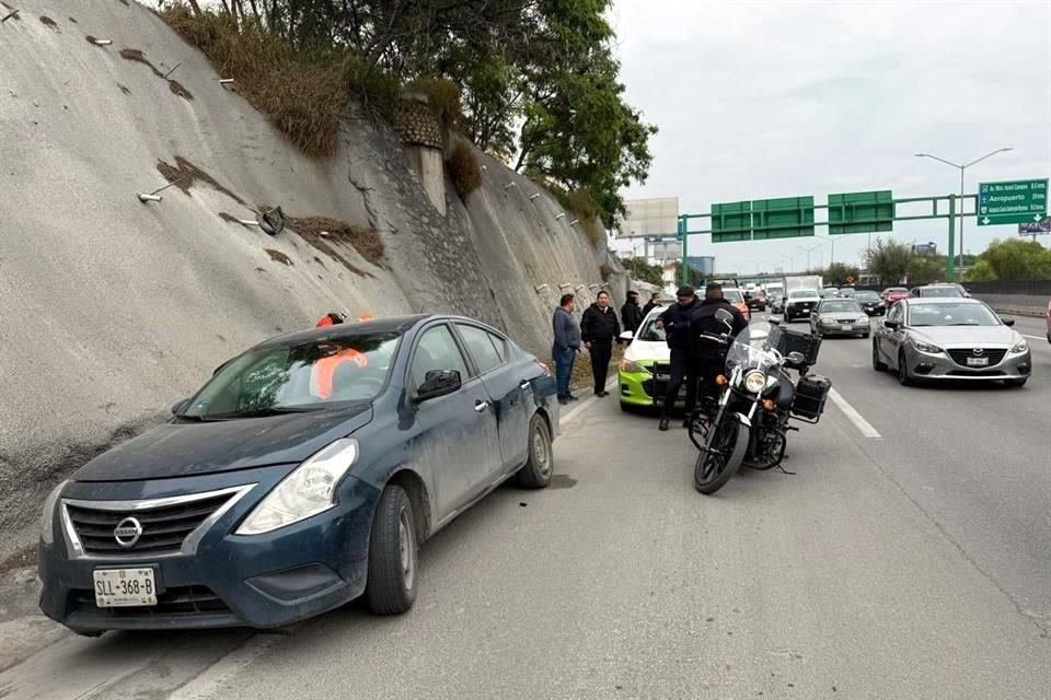 El hallazgo fue realizado a unos 300 metros al poniente del Puente Lázaro Cárdenas, con dirección a Monterrey.