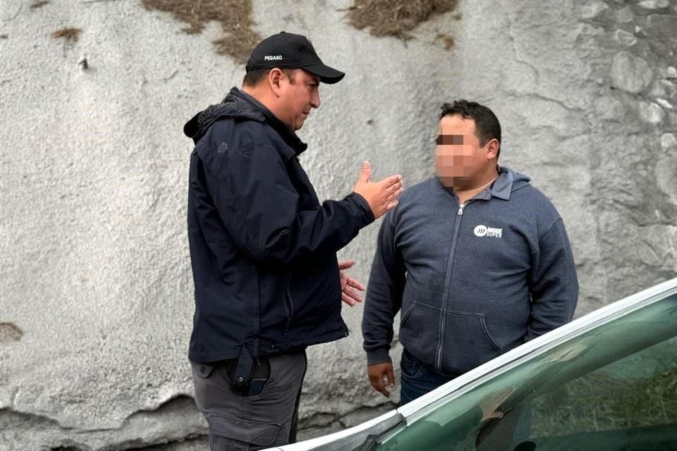 Juan Enriquez, de 40 años, explicó a la Policía que iban con rumbo a Monterrey y se le acabó la gasolina, por lo que decidió orillar el auto para no causar problemas de tráfico.